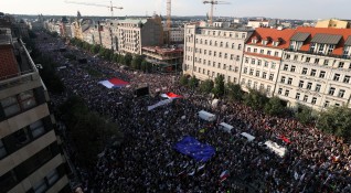 Близо 100 000 души излязоха на демонстрация в Прага с