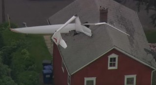Безмоторен самолет се разби в покрива на къща в Кънектикът