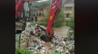 След обилните дъждове в Сърбия се случиха големи наводнения при