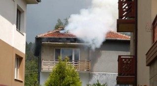 Мълния порази къща в Самоков Покривът е почти унищожен Във