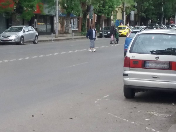 Опасно кръстовище в центъра на София - без пешеходна пътека,
