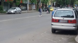 Опасно кръстовище в центъра на София без пешеходна пътека