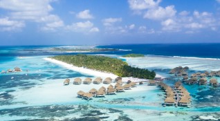 Луксозен хотел в Малдивите търси да наеме работник който да