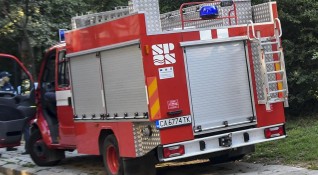 Товарен автомобил натоварен с метални тръби изгоря при пожар днес