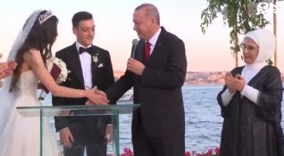 Турският президент Реджеп Ердоган стана кум на сватбата на германския