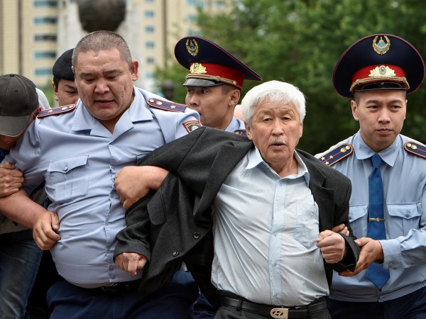 Няколко десетки души бяха задържани в Нур Султан, Казахстан от