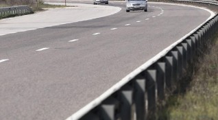 Временно се ограничава движението в активната лента на магистрала Тракия