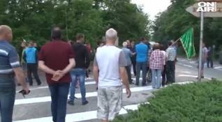 Протест затвори Подбалканския път край Калофер Блокадата продължи до 12
