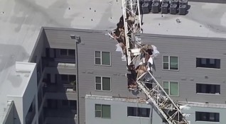 Строителен кран рухна върху жилищна сграда в американския град Далас