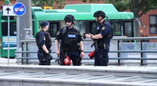 Шведски полицаи стреляха и раниха мъж който ритал чанта по