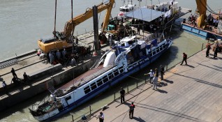 Четири тела бяха извадени от потъналото корабче в река Дунав