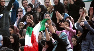 Иранки са били нападнати от охранители защото дръзнали да си