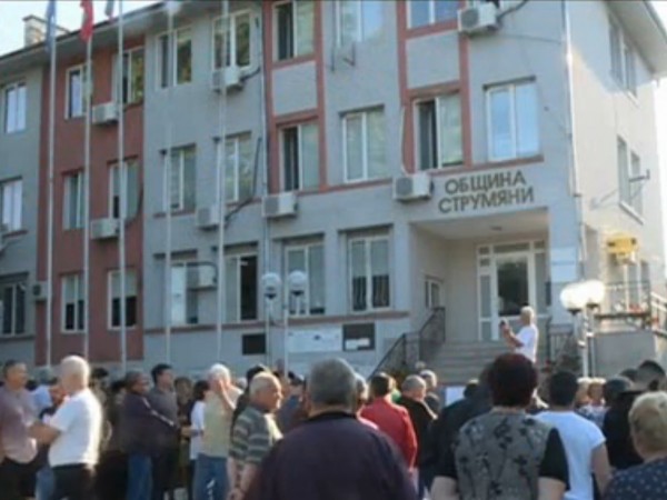 Жители от община Струмяни излязоха на пореден протест заради тройното