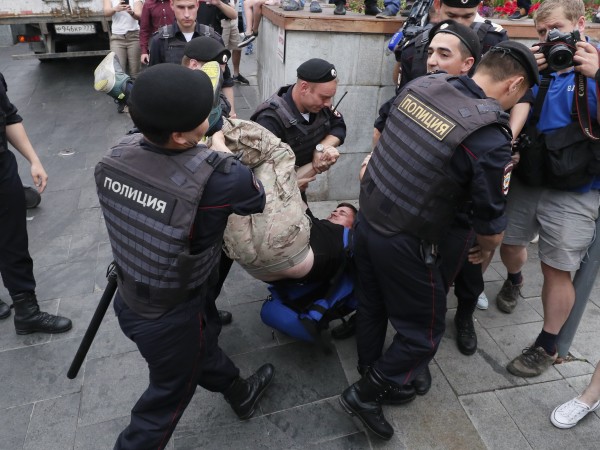 Руската полиция задържа най-малко 94 души на протест в Москва,
