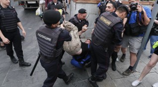 Руската полиция задържа най малко 94 души на протест в Москва