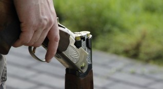 Карабина гладкоцевна пушка боеприпаси и марихуана откриха полицаи във Варненското