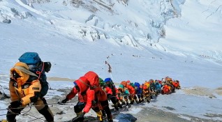 Общо 659 души са покорили връх Еверест този пролетен сезон