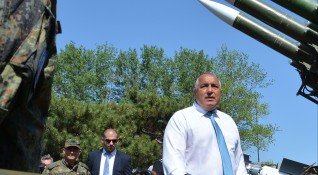 Премиерът Бойко Борисов който днес e рожденик наблюдава стрелбите в