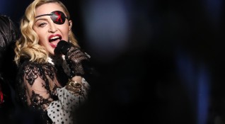 Мадона знае как да провокира в името на бизнеса Поп иконата