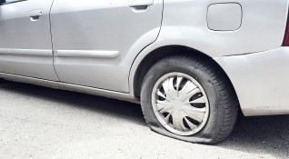 Пукането на гуми в столицата продължава Този път пострадали са