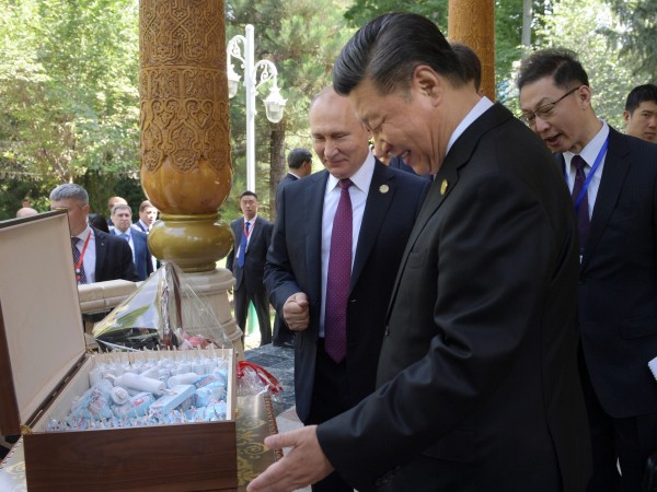 Руският президент Владимир Путин поздрави лично китайския президент Си Цзинпин