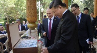 Руският президент Владимир Путин поздрави лично китайския президент Си Цзинпин
