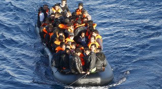 Осем мигранти загинаха при потъване на надуваема лодка край турския
