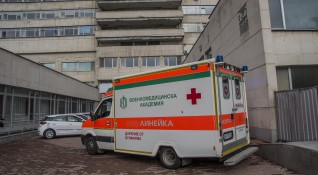 40 годишният полицай който пострада тежко при катастрофата край Ябланица продължава