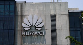 Продажбите на Huawei се сринаха с 40 след като компанията