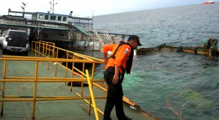 Най малко 15 души загинаха при потъване на ферибот край индонезийския