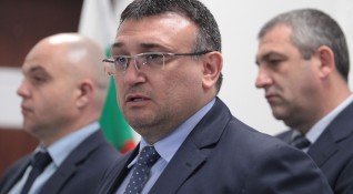 МВР шефът Младен Маринов защити операцията при която бяха обискирани
