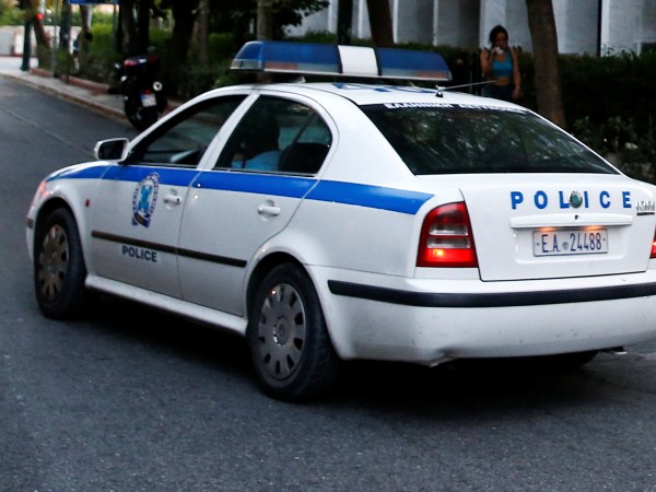 За неправилно паркиране гръцката полиция масово сваля номерата на автомобилите.