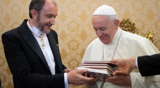 Българският посланик във Ватикана Богдан Паташев връчи днес акредитивните си