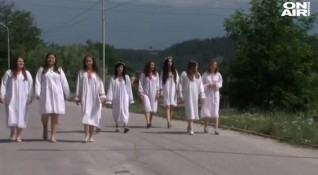 Млади моми от разложкото село Баня събраха билки и преминаха