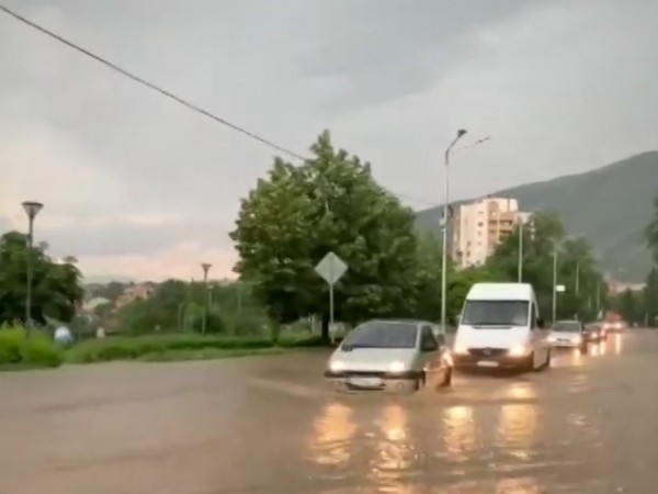 Гръмотевична буря и порой наводни Карлово и съседните населени места.Само