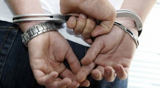 Трима мъже са задържани в Търговище за притежание и разпространение