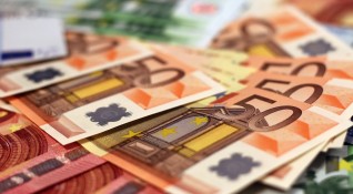 Близо 4 8 милиона евро открадна охранител от банка в южния