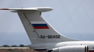 Руски пътнически самолет АН 24 извърши аварийно кацане в северната част