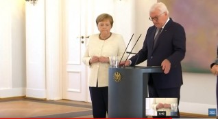 Германският канцлер Ангела Меркел беше видяна днес да трепери до