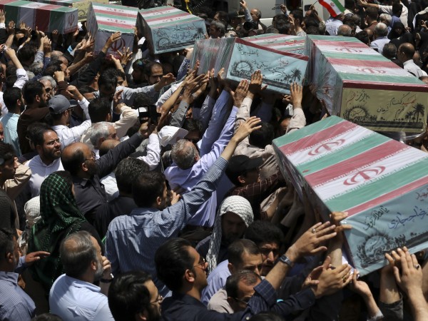 На една улица в Техеран множеството скандира обичайните лозунги срещу