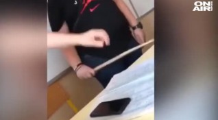 Ученик прояви агресия към учител заради слаба оценка Случаят е