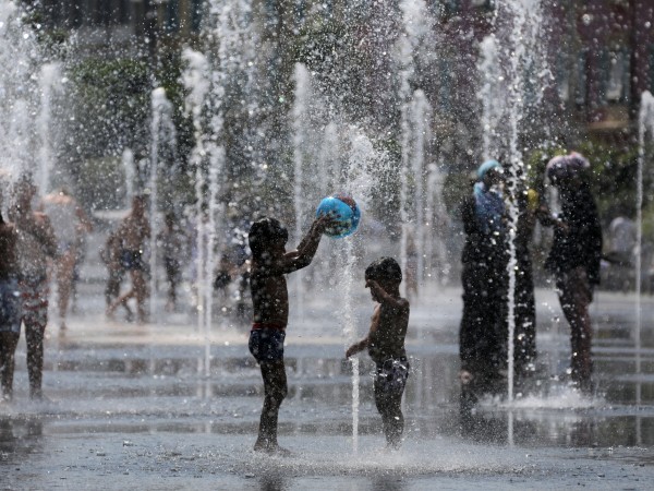 Западна Европа е измъчвана вече шести ден от необичайни горещини.