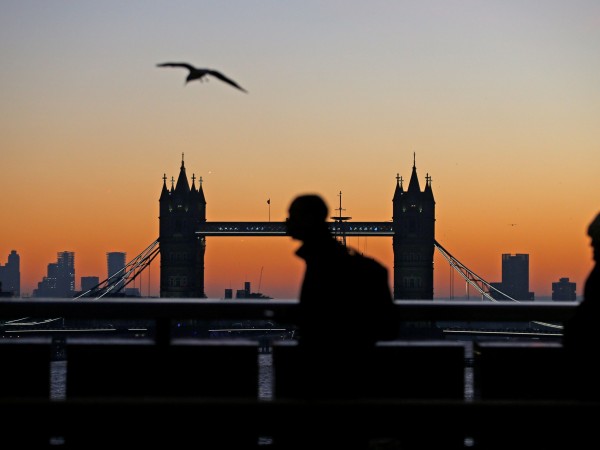 Една от емблемите на Лондон - мостът Тауър бридж отпразнува