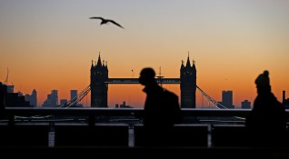 Една от емблемите на Лондон мостът Тауър бридж отпразнува