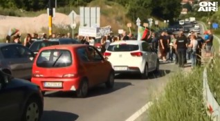 Протестиращи от пет села излязоха на протест край Владая което