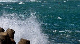 Трима души се удавиха на плажове по Черноморието в един