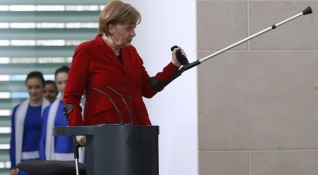 Германският канцлер Ангела Меркел се разтрепери и хората се разтревожиха