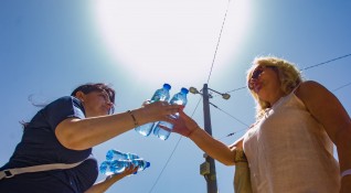 Доброволци раздадоха безплатна вода заради жегите в столицата В момента