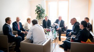 С канцлера Ангела Меркел и останалите колеги от ЕНП обсъждаме