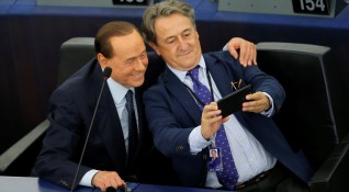 Бившият италиански премиер Силвио Берлускони е бил засипан от искания